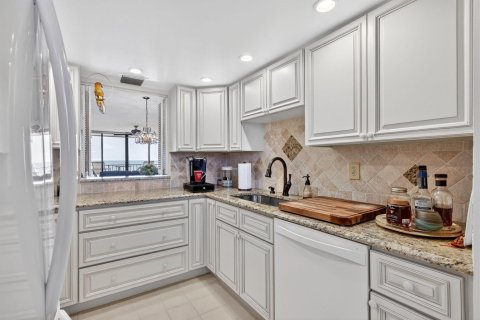 Condo in Hutchinson Island South, Florida, 2 bedrooms № 2154554 - photo 6
