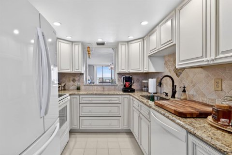 Condo in Hutchinson Island South, Florida, 2 bedrooms № 2154554 - photo 7