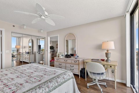 Condo in Hutchinson Island South, Florida, 2 bedrooms № 2154554 - photo 25