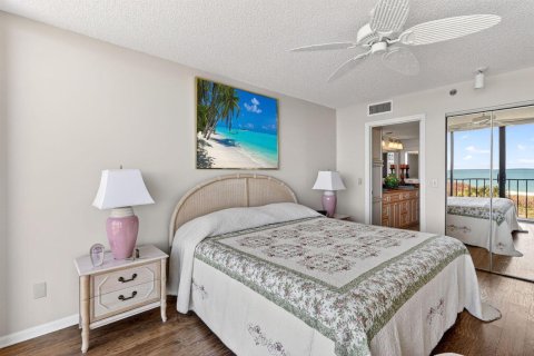 Condo in Hutchinson Island South, Florida, 2 bedrooms № 2154554 - photo 24
