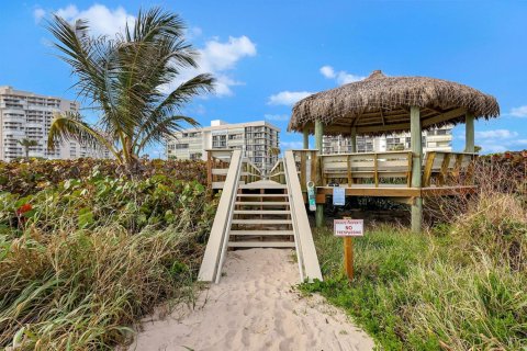 Condo in Hutchinson Island South, Florida, 2 bedrooms № 2154554 - photo 4