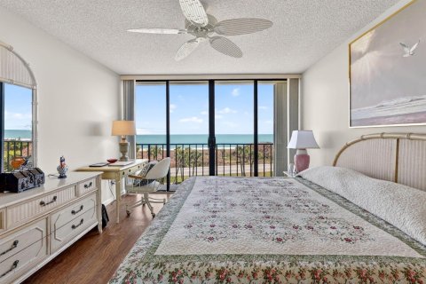 Condo in Hutchinson Island South, Florida, 2 bedrooms № 2154554 - photo 23