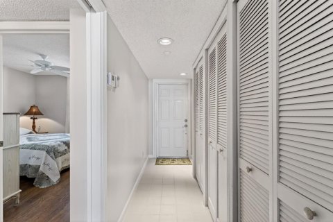 Condo in Hutchinson Island South, Florida, 2 bedrooms № 2154554 - photo 11