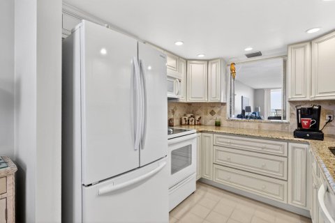 Condo in Hutchinson Island South, Florida, 2 bedrooms № 2154554 - photo 5