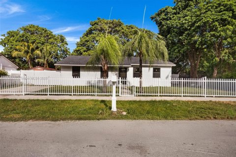 House in Homestead, Florida 3 bedrooms, 114.46 sq.m. № 1817089 - photo 2