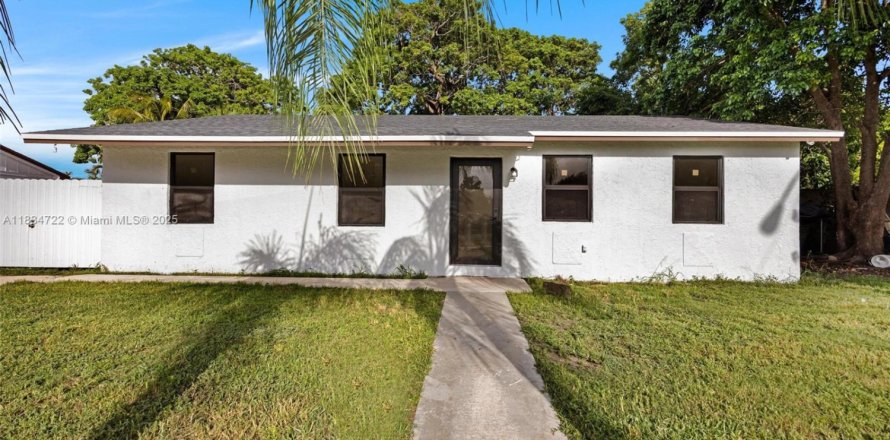 House in Homestead, Florida 3 bedrooms, 114.46 sq.m. № 1817089