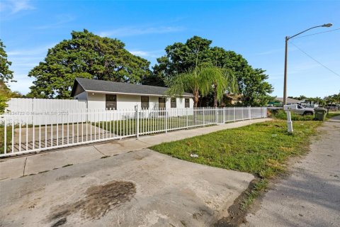 House in Homestead, Florida 3 bedrooms, 114.46 sq.m. № 1817089 - photo 4