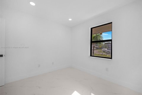 House in Homestead, Florida 3 bedrooms, 114.46 sq.m. № 1817089 - photo 25