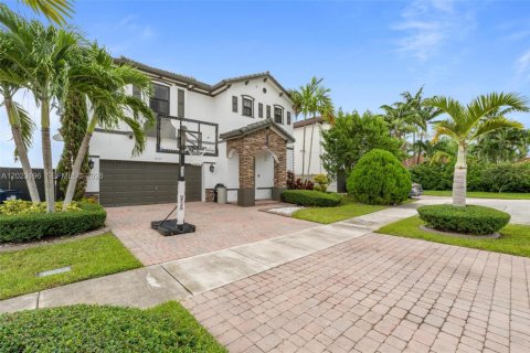 Villa ou maison à vendre à Miami, Floride: 5 chambres, 322.19 m2 № 2179571 - photo 14