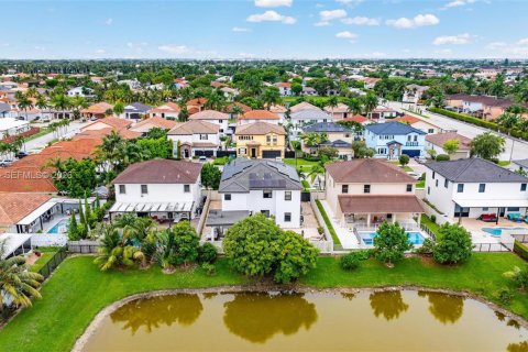 Villa ou maison à vendre à Miami, Floride: 5 chambres, 322.19 m2 № 2179571 - photo 12