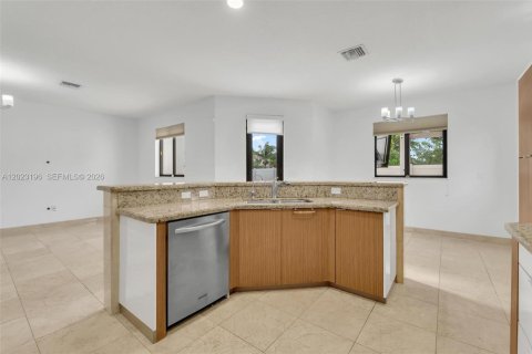 Villa ou maison à vendre à Miami, Floride: 5 chambres, 322.19 m2 № 2179571 - photo 30