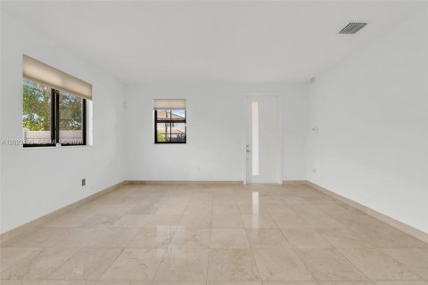 Villa ou maison à vendre à Miami, Floride: 5 chambres, 322.19 m2 № 2179571 - photo 21