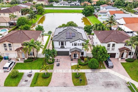 Villa ou maison à vendre à Miami, Floride: 5 chambres, 322.19 m2 № 2179571 - photo 2