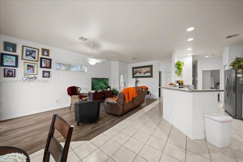 Купить таунхаус в Лихай-Эйкерс, Флорида 3 спальни, № 1977272 - фото 8