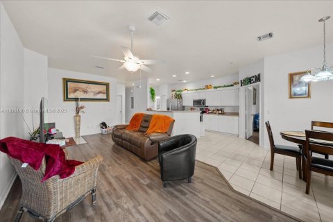 Купить таунхаус в Лихай-Эйкерс, Флорида 3 спальни, № 1977272 - фото 9