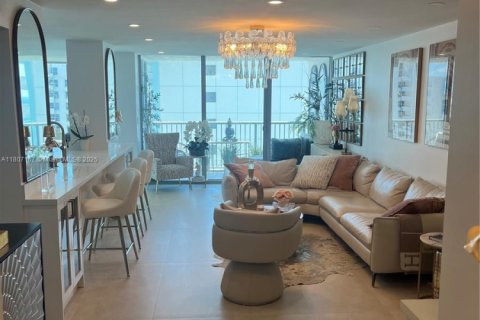 Condominio en alquiler en Miami Beach, Florida, 1 dormitorio, 110.55 m2 № 1865471 - foto 1
