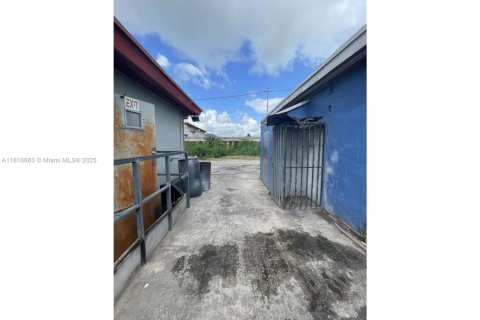 Propiedad comercial en venta en Opa-locka, Florida № 1753031 - foto 7