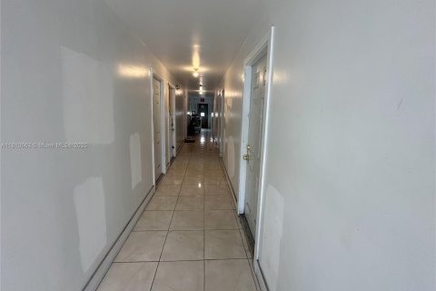 Propiedad comercial en venta en Opa-locka, Florida № 1753031 - foto 11