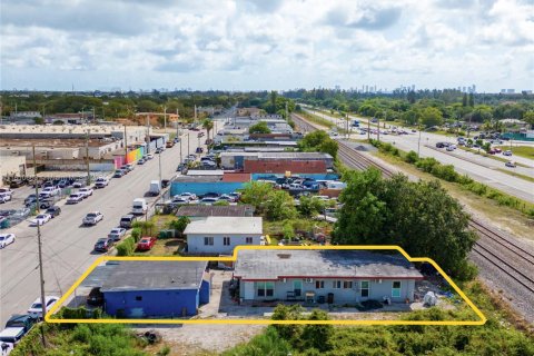 Propiedad comercial en venta en Opa-locka, Florida № 1753031 - foto 2