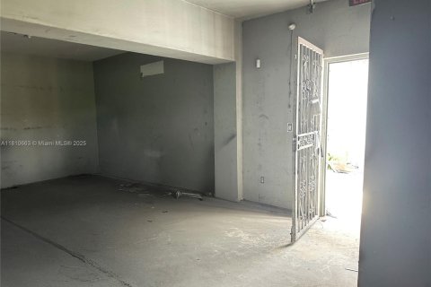 Propiedad comercial en venta en Opa-locka, Florida № 1753031 - foto 13