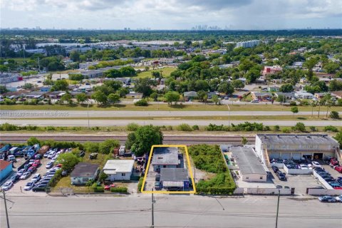 Propiedad comercial en venta en Opa-locka, Florida № 1753031 - foto 1