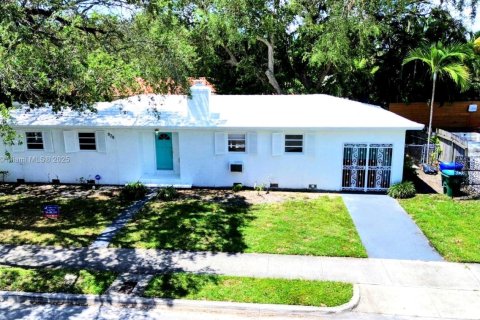 House in Miami, Florida 2 bedrooms, 121.33 sq.m. № 1958247 - photo 3