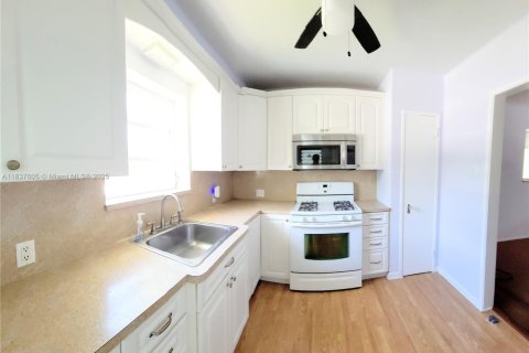 House in Miami, Florida 2 bedrooms, 121.33 sq.m. № 1958247 - photo 11