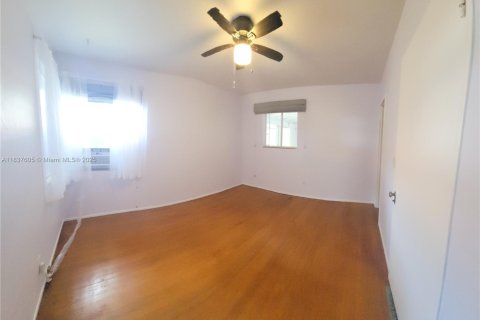 House in Miami, Florida 2 bedrooms, 121.33 sq.m. № 1958247 - photo 10