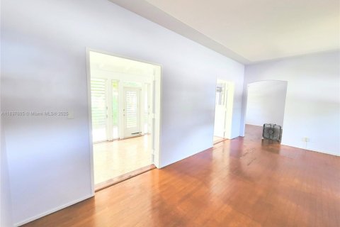 House in Miami, Florida 2 bedrooms, 121.33 sq.m. № 1958247 - photo 8