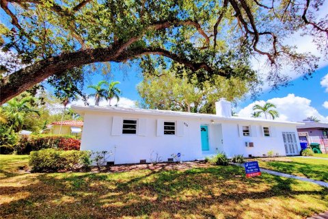 House in Miami, Florida 2 bedrooms, 121.33 sq.m. № 1958247 - photo 2