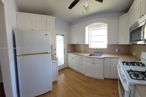 House in Miami, Florida 2 bedrooms, 121.33 sq.m. № 1958247 - photo 12