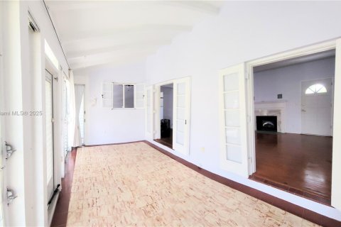 House in Miami, Florida 2 bedrooms, 121.33 sq.m. № 1958247 - photo 14