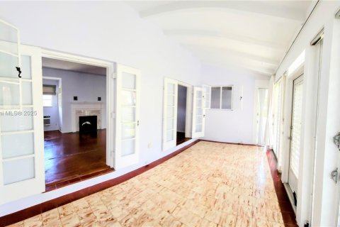 House in Miami, Florida 2 bedrooms, 121.33 sq.m. № 1958247 - photo 15