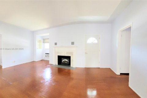 House in Miami, Florida 2 bedrooms, 121.33 sq.m. № 1958247 - photo 5