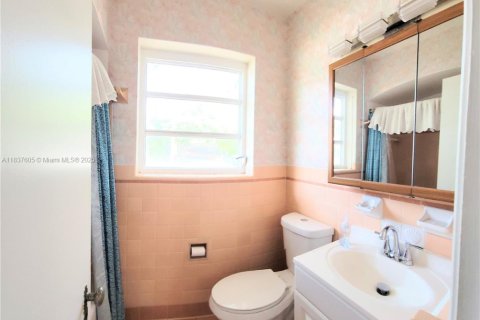 House in Miami, Florida 2 bedrooms, 121.33 sq.m. № 1958247 - photo 13