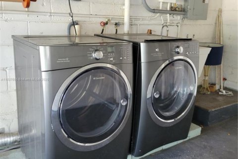 House in Miami, Florida 2 bedrooms, 121.33 sq.m. № 1958247 - photo 20