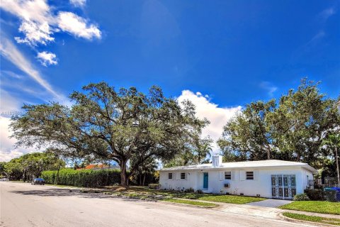 House in Miami, Florida 2 bedrooms, 121.33 sq.m. № 1958247 - photo 1