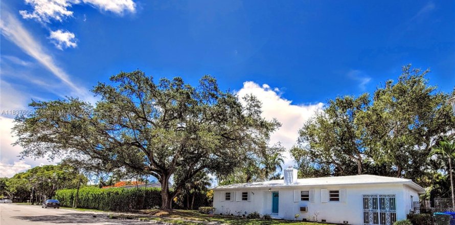 House in Miami, Florida 2 bedrooms, 121.33 sq.m. № 1958247