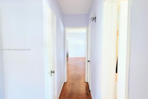 House in Miami, Florida 2 bedrooms, 121.33 sq.m. № 1958247 - photo 7