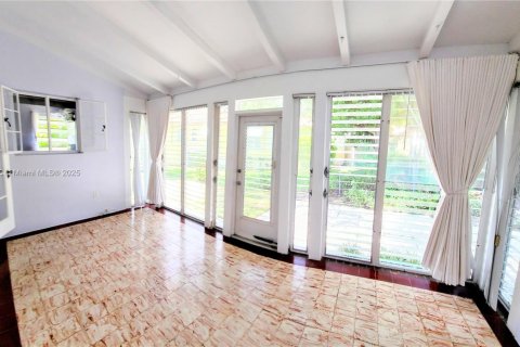 House in Miami, Florida 2 bedrooms, 121.33 sq.m. № 1958247 - photo 16