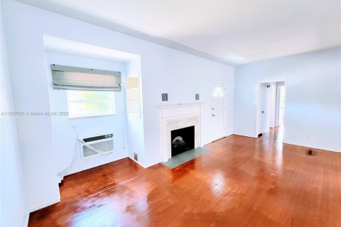 House in Miami, Florida 2 bedrooms, 121.33 sq.m. № 1958247 - photo 6