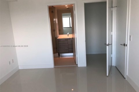 Condo in Miami, Florida, 2 bedrooms  № 1953227 - photo 16