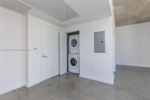 Condo in Miami, Florida, 1 bedroom  № 1954758 - photo 8