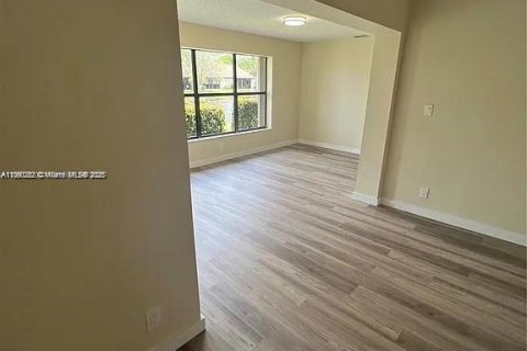 House in Coconut Creek, Florida 2 bedrooms, 137.87 sq.m. № 1857214 - photo 16