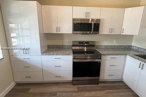 House in Coconut Creek, Florida 2 bedrooms, 137.87 sq.m. № 1857214 - photo 3