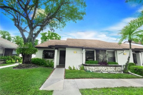 House in Coconut Creek, Florida 2 bedrooms, 137.87 sq.m. № 1857214 - photo 1