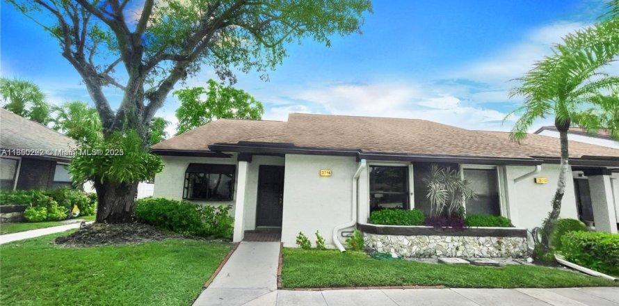 House in Coconut Creek, Florida 2 bedrooms, 137.87 sq.m. № 1857214