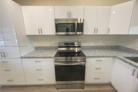House in Coconut Creek, Florida 2 bedrooms, 137.87 sq.m. № 1857214 - photo 5