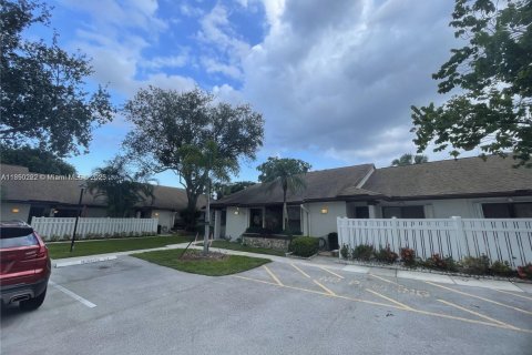 House in Coconut Creek, Florida 2 bedrooms, 137.87 sq.m. № 1857214 - photo 2