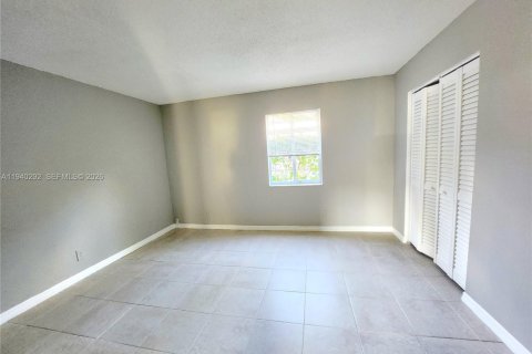 Villa ou maison à louer à Pompano Beach, Floride: 1 chambre, 387.87 m2 № 1997379 - photo 11